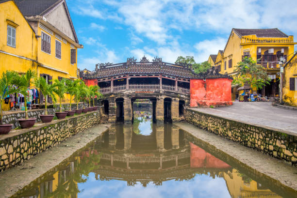 pont couvert japonais, aussi appelé lai vien kieu - hoi an photos et images de collection