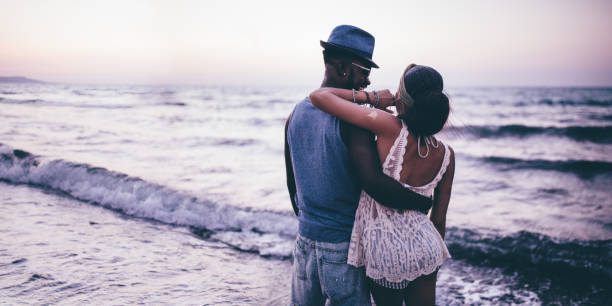 リラックスしてビーチで抱きしめる愛の流行に敏感な若いカップル - 2841 ストックフォトと画像