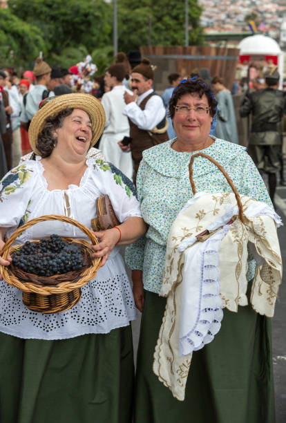 groupe de personnes dans le durnig historique et ethnographique défilé de costume traditionnel du festival de vin de madère à funchal. madère, portugal - madeira portugal vineyard traditional culture photos et images de collection