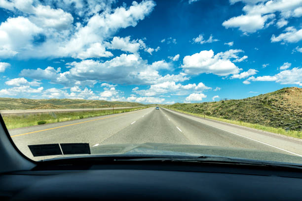 voyage sur la route l’été sur l’autoroute interstate 80 de wyoming - road marking road reflector road dividing line photos et images de collection