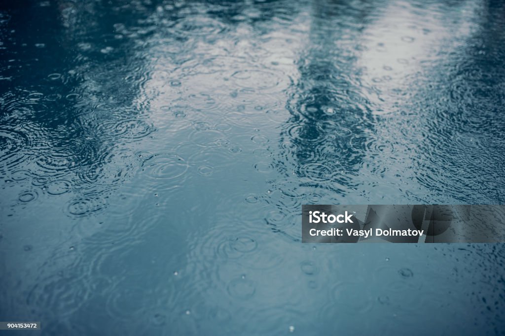 Superficie del agua durante la lluvia. - Foto de stock de Lluvia libre de derechos