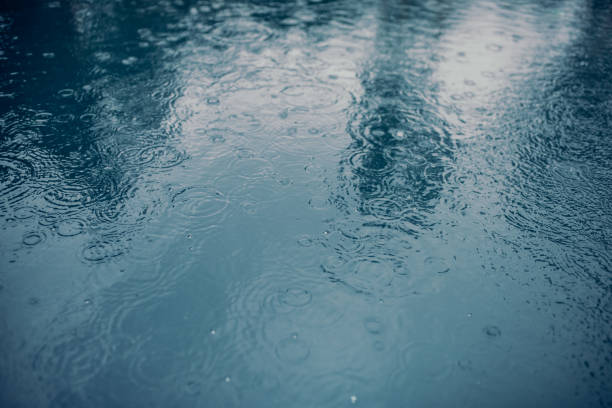 superficie del agua durante la lluvia. - puddle condensation water drop fotografías e imágenes de stock