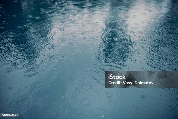 Superficie Del Agua Durante La Lluvia Foto de stock y más banco de imágenes de Lluvia - Lluvia, Inundación, Lago