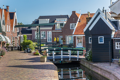 Pequeño canal y casas históricas en el centro de Volendam, Países Bajos photo
