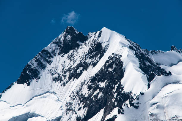 oberen rand der rhätischen alpen pizzo bernina mit dem biancograt kreta route - biancograt stock-fotos und bilder