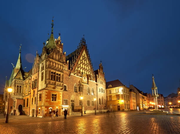 place du marché et hôtel de ville de wroclaw, en pologne, une nuit pluvieuse - chorzow photos et images de collection