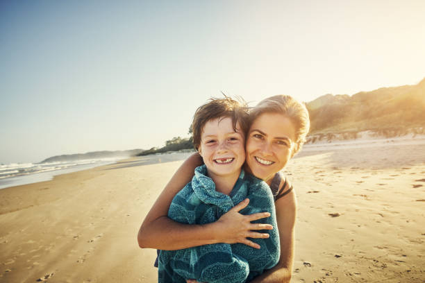 my little boy sure loves the beach - human teeth child smiling family imagens e fotografias de stock