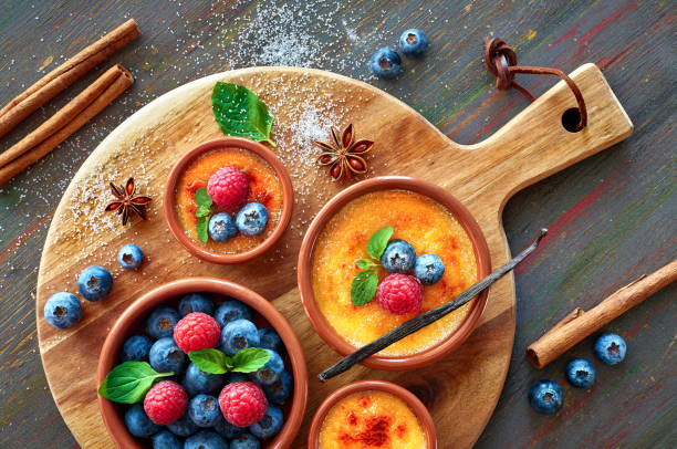 딸기와 블루베리 크림 brulee (크림 brulee, 번 트 크림) - dessert creme brulee food gourmet 뉴스 사진 이미지