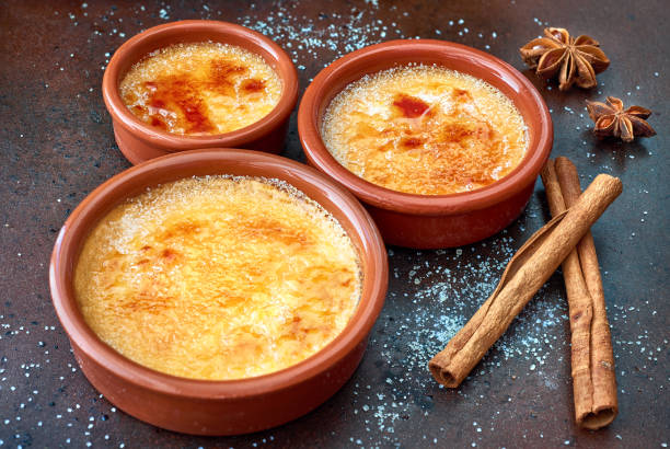 crème brûlée (creme brulee, gebrannte creme) in terracota backformen - burnt sugar stock-fotos und bilder