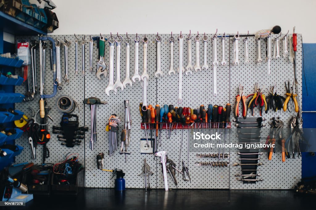 壁に清潔で整理されたツール - 作業�道具のロイヤリティフリーストックフォト