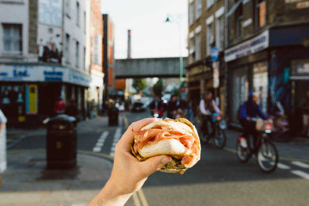 london street food - bagel - east london photos et images de collection