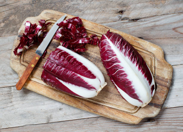 achicoria roja cruda - radicchio fotografías e imágenes de stock