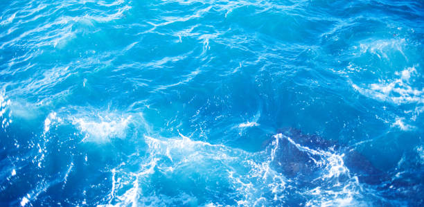 imagen de fondo de la superficie del agua aqua mar con reflejos de sol divididos por la línea de flotación, vista aérea. onda de mar cerrar - europe high angle view waterfall water fotografías e imágenes de stock