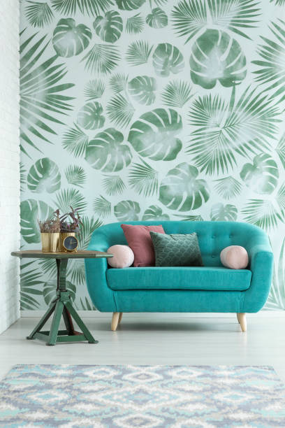 sofá color turquesa en el interior - living room blue sofa carpet fotografías e imágenes de stock