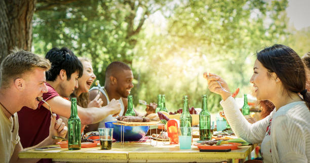 glückliche schüler grillfest am sommertag im garten hausgarten - warme junge fröhliche menschen essen lecker bbq-abendessen - konzept über positive stimmung mit freunden - fokus auf rechts blonder mann - filter - barbecue chicken fotos stock-fotos und bilder