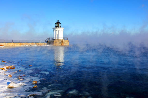 портленд breakwater свет в арктическом море дыма - maine lighthouse winter ice стоковые фото и изображения