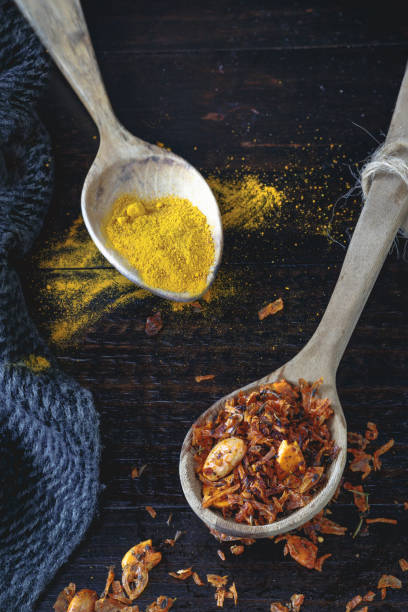 cucchiai di legno con curcuma e baharat spice blend (miscela di spezie mediorientali) su vecchio sfondo rustico in legno. messa a fuoco selettiva. - nutmeg india spice nut foto e immagini stock