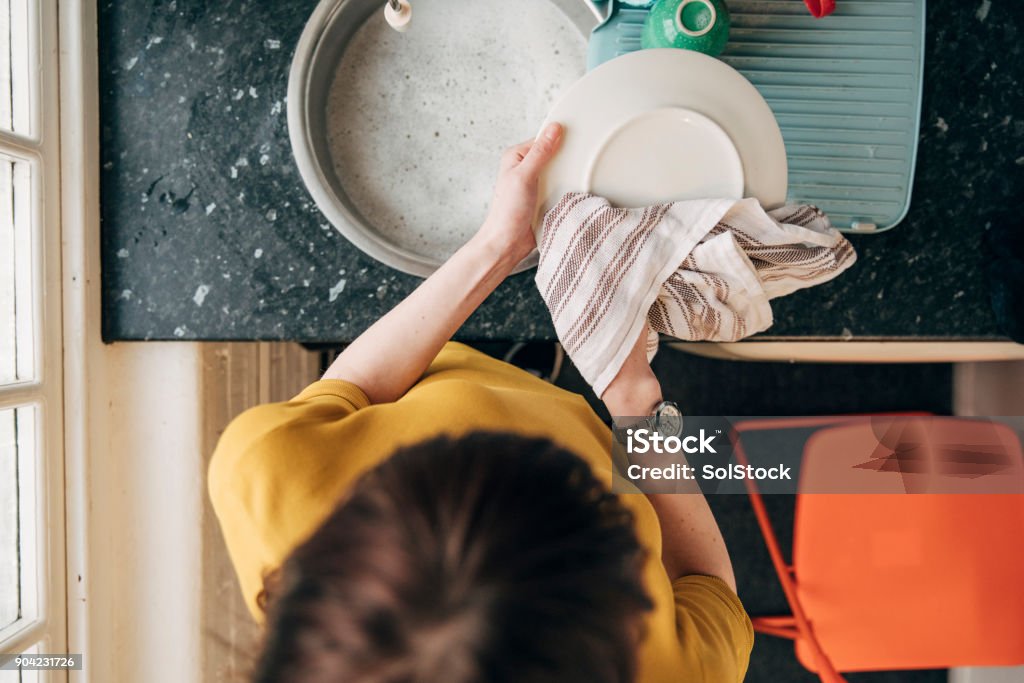 Fare i piatti in ufficio - Foto stock royalty-free di Lavare i piatti