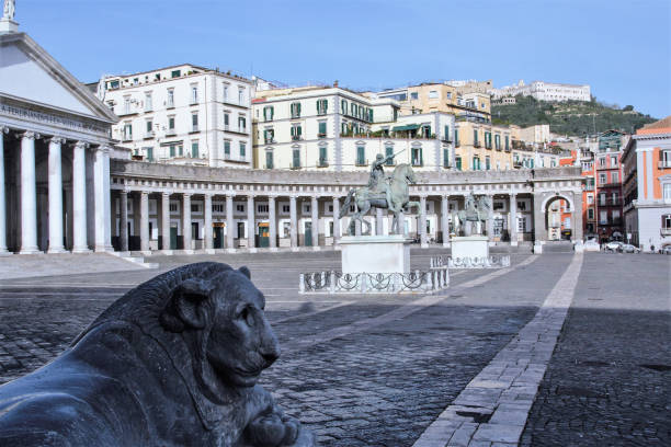 плебисцитная площадь в неаполе - piazza del plebiscito стоковые фото и изображения