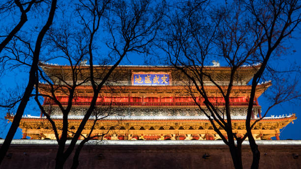 vista frontal de xi'an torre do tambor, xi ' an, china - xian tower drum china - fotografias e filmes do acervo