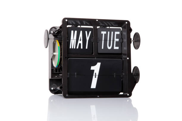 istock Mechanical calendar retro date isolated. 904262176