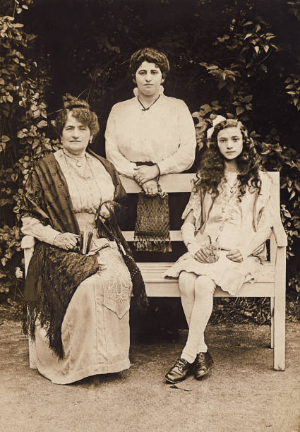 винтаж женщины трех поколений - 1910s style стоковые фото и изображения