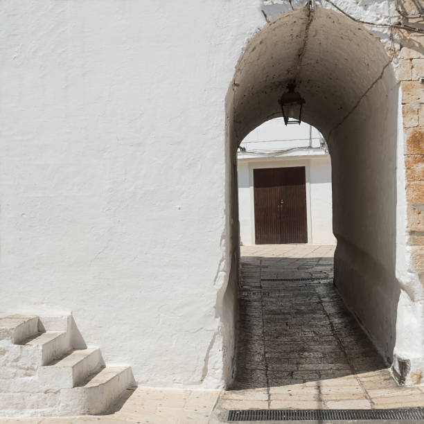 istock Architectural detail with stairs and arch at Cisternino (Italy) 904284128