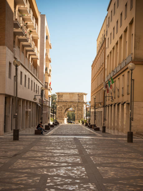 l’arc de trajan à la fin de la via traiano benevento - trajano photos et images de collection