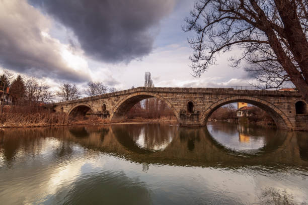 ponte sul fiume struma a nevestino, provincia di kyustendil, bulgaria - goiter foto e immagini stock