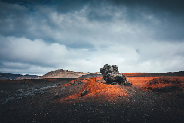 vulkanlandschaft in island - caldera stock-fotos und bilder