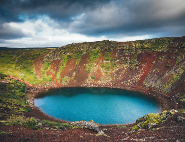 lago de cratera kerid na islândia - kerith - fotografias e filmes do acervo