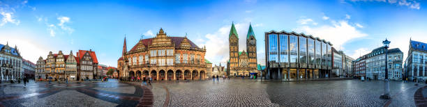 ブレーメン メイン マーケット広場、ドイツのスカイライン - rothenburg old town tourism travel ストックフォトと画像