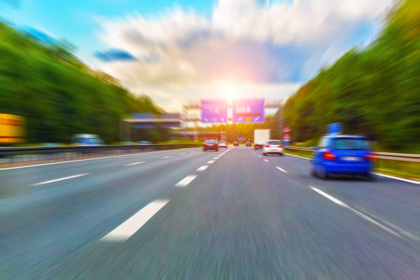 tráfico de carretera con motion blur efecto - car horizon over land driving street fotografías e imágenes de stock