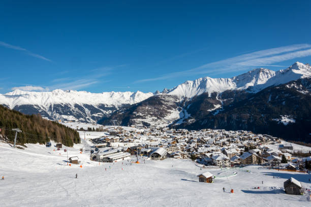 ver en la aldea fiss en la estación de esquí serfaus fiss ladis en austria con montañas nevadas y un cielo azul - ski resort austria village winter fotografías e imágenes de stock