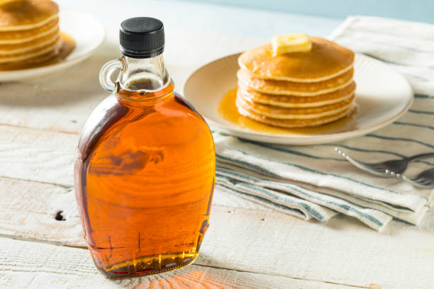 xarope de bordo de amber orgânico cru - syrup bottle canadian culture canada - fotografias e filmes do acervo