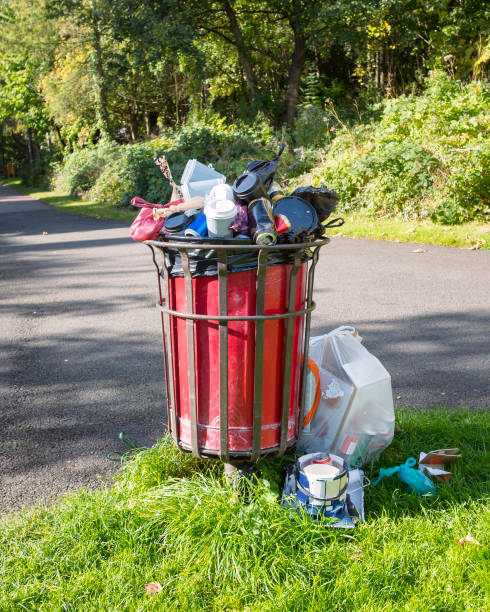 mülleimer überfüllt mit müll im vereinigten königreich - garbage dump vertical outdoors nobody stock-fotos und bilder