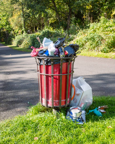 英国のゴミであふれているゴミ箱 - garbage can garbage overflowing full ストックフォトと画像