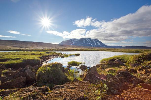istock Icelandic summer nature scenery with sun, lake and mountain 904328216