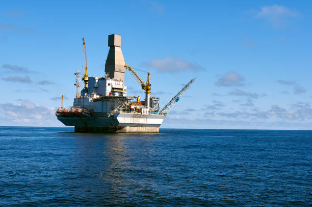 istock Oil rig on offshore area 904329364