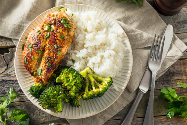 zdrowe domowe piersi z kurczaka i ryż - barbecue breast chicken healthy eating zdjęcia i obrazy z banku zdjęć