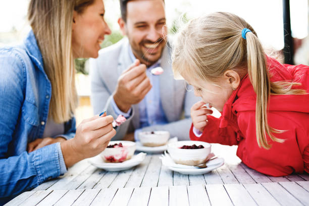istock Family enjoying restaurant 904332280