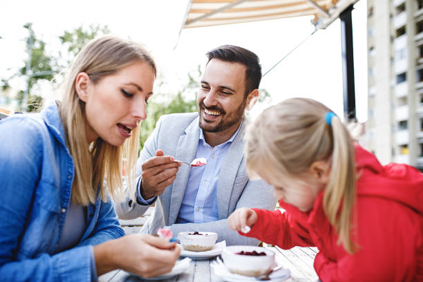 istock Family enjoying restaurant 904332482