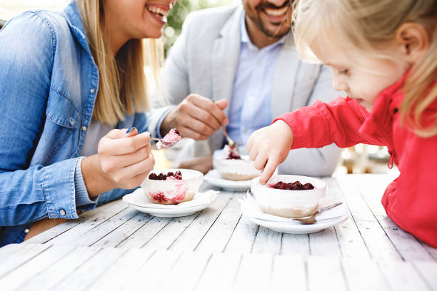 istock Family enjoying restaurant 904332824