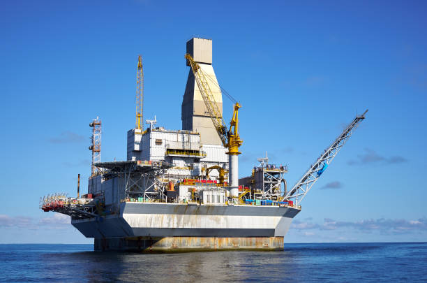istock Oil rig on offshore area 904336640
