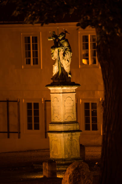 istock Old statue in city centre in night 904338078