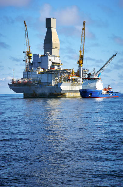 istock Oil rig and support vessel on offshore area 904340730