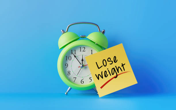 istock Alarm Clock And A yellow Post It Not Over Blue Background 904363242