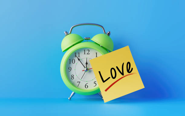 istock Alarm Clock And A Yellow Post It Not Over Blue Background 904363604