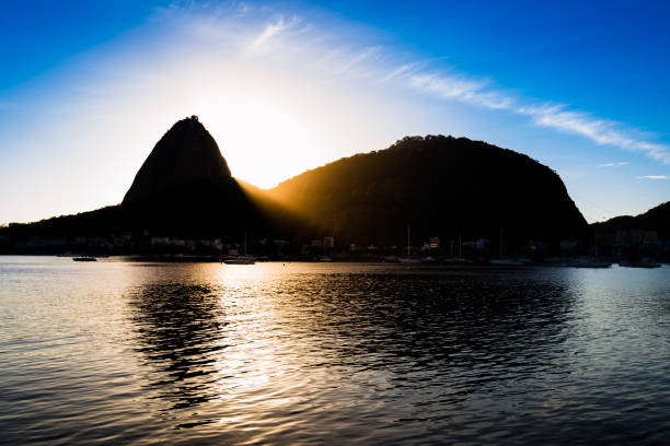 sugarloaf sylwetka góry - brazil silhouette sunset guanabara bay zdjęcia i obrazy z banku zdjęć