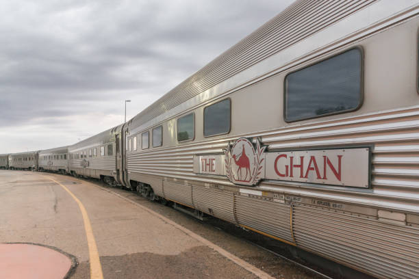 australiano icónico de tren the ghan en estación de tren en alice springs, australia - alice springs public building outdoors horizontal fotografías e imágenes de stock